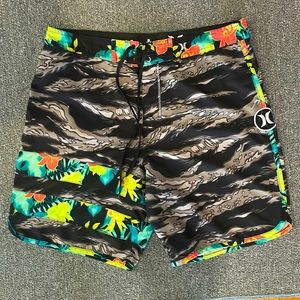 Hurley Board Shorts Mens Size 34 Red Blue Black Stripe Phantom Swim Trunks Surf